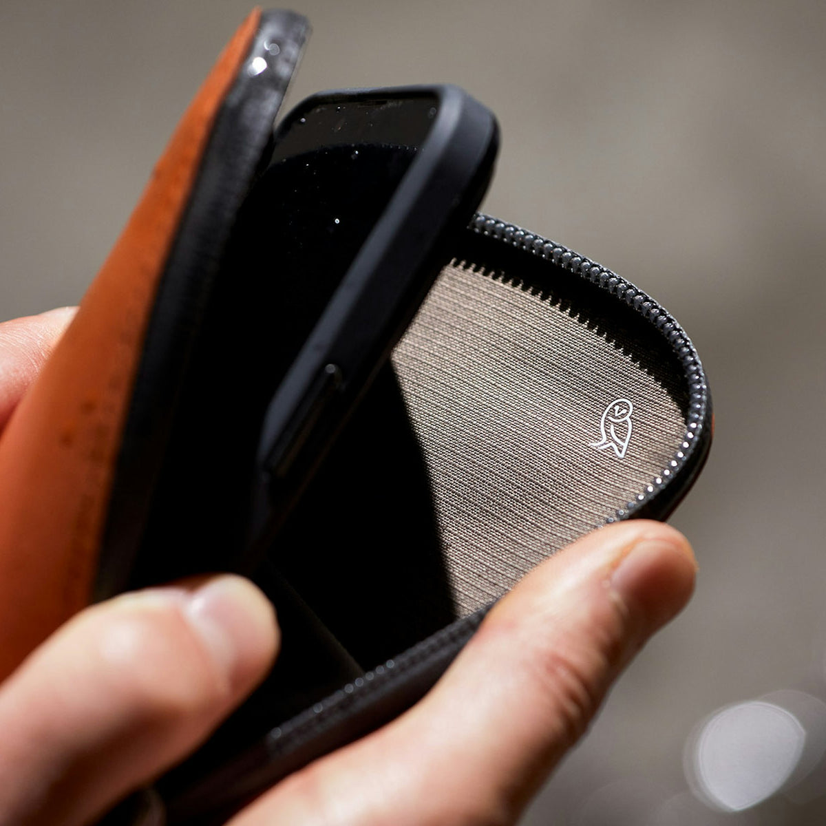 Venture Phone Pocket - US 6859